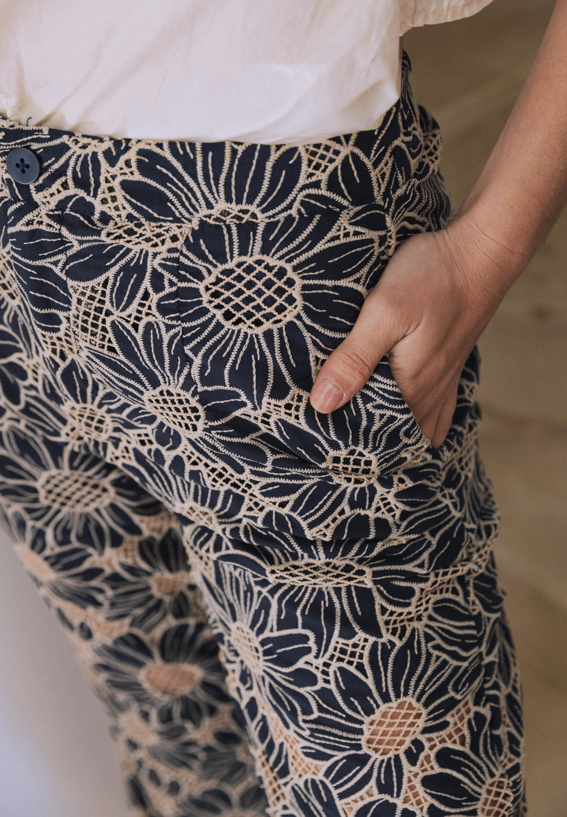 Pantalón bordado marino Lin