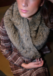 Cuello pardo efecto pelo