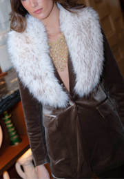 Cuello blanco efecto pelo