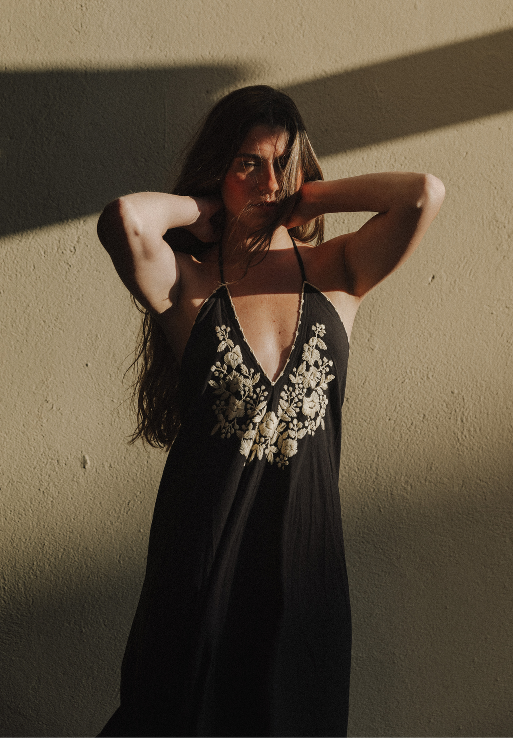 Vestido negro bordado Sol