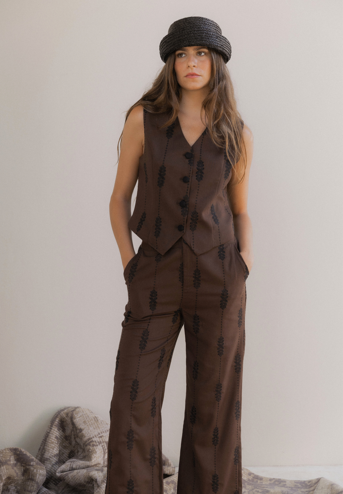 Pantalón chocolate bordado Lar