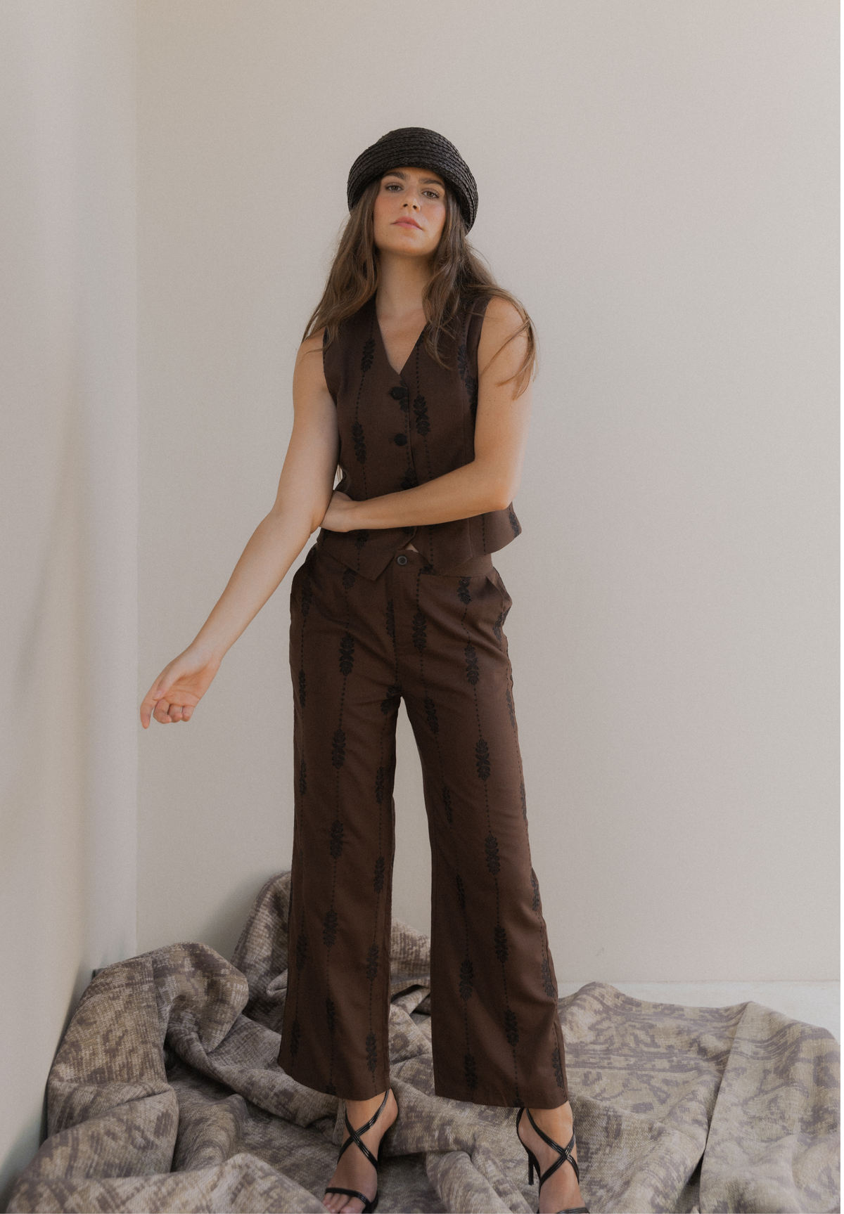 Pantalón chocolate bordado Lar