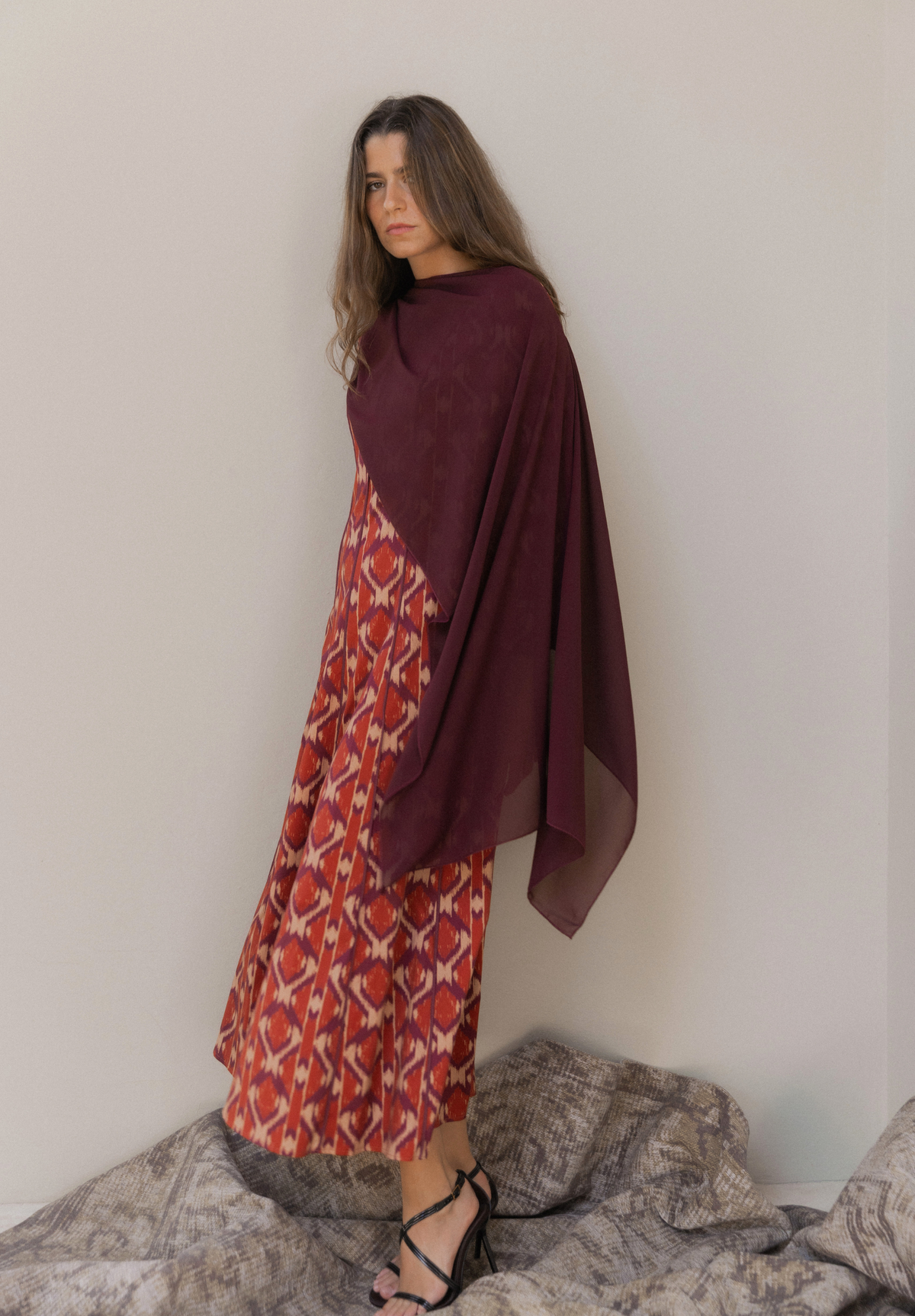 Capa de gasa burdeos